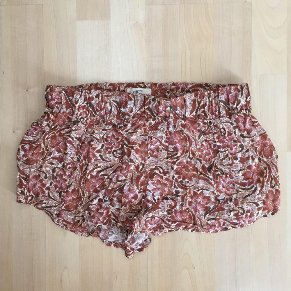 O’Neill floral shorts ☀️